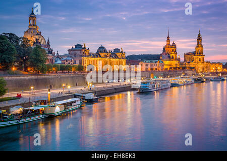 Dresden, Germania città vecchia skyline sul fiume Elba. Foto Stock