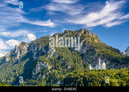 Il Castello di Neuschwanstein nelle alpi bavaresi della Germania. Foto Stock