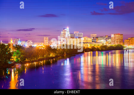 Hartford, Connecticut, Stati Uniti d'America skyline del centro oltre il fiume.