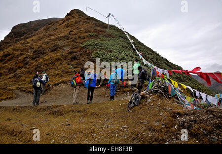 Il Bhutan - due gruppi trekking prendere break per celebrare il raggiungimento di 14,370 piedi di vertice di Thumbu La, ultima salita su Jhomolhari 2 Trek. Foto Stock