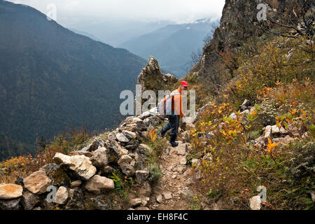 BU00290-00...BHUTAN - Trekker in discesa il sentiero di roccia da Thombu La al Paro Chhu Valle sul Jhomolhari 2 Trek. Foto Stock