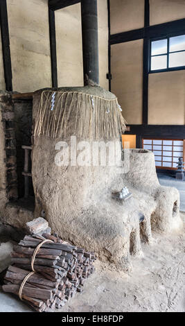 Lo studio del famoso vasaio Kawai Kanjiro 20c a Kyoto, Giappone. Il suo forno è coperto da una corda di paglia di riso "shimenawa", che designa uno spazio sacro Foto Stock