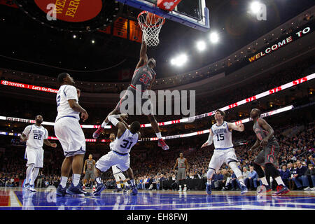 Philadelphia, Pennsylvania, USA. 7 Mar, 2015. San Giovanni di Red Storm guard Rysheed Giordania (23) schiacciate la palla su di Villanova Wildcats guard Dylan Ennis (31) durante il NCAA pallacanestro tra la Basilica di San Giovanni di Red Storm e Villanova Wildcats presso la Wells Fargo Center di Philadelphia, Pennsylvania. © csm/Alamy Live News Foto Stock