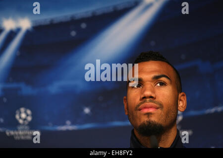 Madrid, Spagna. 9 Mar, 2015. Schalke Eric Maxim Choupo-Moting risolve una conferenza stampa presso allo stadio Santiago Bernabeu di Madrid in Spagna, il 9 marzo 2015. Schalke dovrà affrontare il Real Madrid in UEFA Champions League Round di gruppo di 16 seconda gamba partita di calcio il 10 marzo 2015. Foto: Ina Fassbender/dpa/Alamy Live News Foto Stock