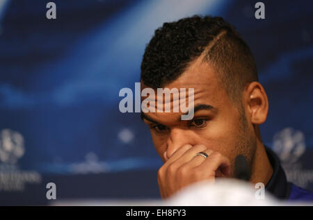 Madrid, Spagna. 9 Mar, 2015. Schalke Eric Maxim Choupo-Moting risolve una conferenza stampa presso allo stadio Santiago Bernabeu di Madrid in Spagna, il 9 marzo 2015. Schalke dovrà affrontare il Real Madrid in UEFA Champions League Round di gruppo di 16 seconda gamba partita di calcio il 10 marzo 2015. Foto: Ina Fassbender/dpa/Alamy Live News Foto Stock