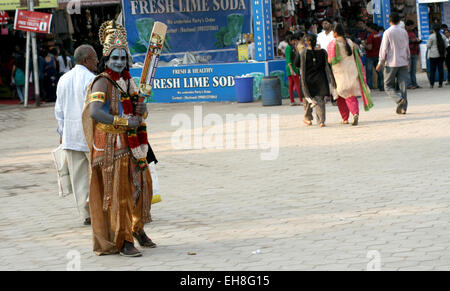 Indian uomo vestito come signore Sri Krishna ,dio indù, modo di accattonaggio o in un affollato mercato su gennaio 18,2015 in Hyderabad, India. Foto Stock