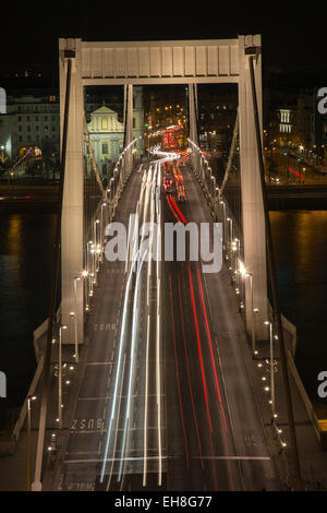 Il ponte Elisabetta (Erzsébet hid) durante la notte con auto sentieri di luce, Budapest, Ungheria Foto Stock
