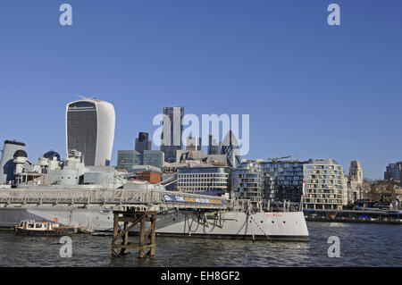 La vista sul fiume Tamigi per il moderno skyline della città di Londra con i walkie-talkie e Cheesegrater e il cetriolino Foto Stock