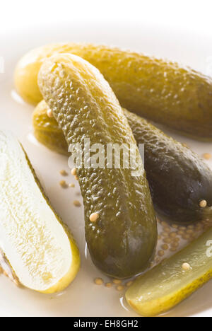 Dill pickle con seme di senape su una piastra. Foto Stock