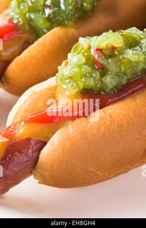 Dolce assaporare grigliate di hot dog. La senape e ketchup. Foto Stock