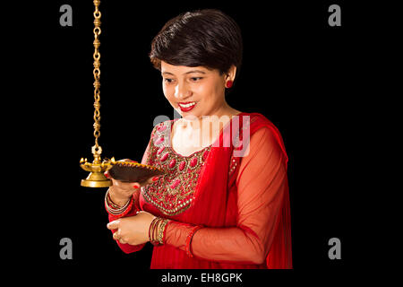 1 Adulto indiano donna casalinga diwali Lampadario culto Foto Stock