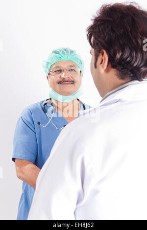 2 adulti indiano medico collega agitando la mano Foto Stock