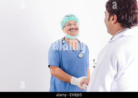 2 adulti indiano medico collega agitando la mano Foto Stock