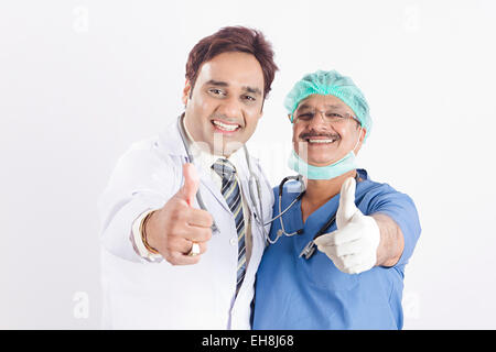 2 adulti indiano medico collega pollice in alto mostra Foto Stock