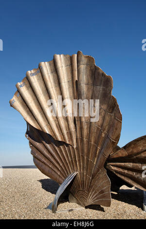 Scallop, una scultura in acciaio (2003) sulla spiaggia di Aldeburgh, Suffolk, Regno Unito, progettata da Maggi Hambling e dedicata al compositore Benjamin Britten Foto Stock