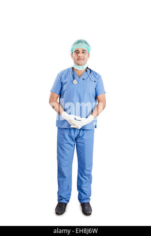 1 indian Adulto Uomo medico chirurgo in piedi Foto Stock