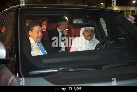 Il Ministro tedesco dell'economia e dell'energia e Vice Cancelliere della Germania, Sigmar GABRIEL (L, SPD) e lo sceicco Faisal Bin Qassim Al Thani (R) unità per la loro cena posizione dopo aver visitato la Sheikh Faisal Museum a Doha, Qatar, 09 marzo 2015. Il museo ospita Sheikh Faisal la preziosa collezione privata di oggetti unici come i manoscritti islamica, reperti archeologici, tessuti, tappeti, ricami, mobili e auto d'epoca. Gabriel e una grande delegazione economica sono su un viaggio di colloqui nella regione del golfo fino al 10 marzo 2015. Foto: BERND VON JUTRCZENKA/dpa Foto Stock