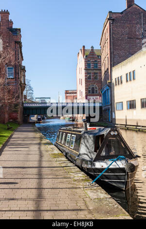 Narrowboat ormeggiata su una città canal, Nottingham e Beeston Canal, Nottingham, Inghilterra, Regno Unito Foto Stock