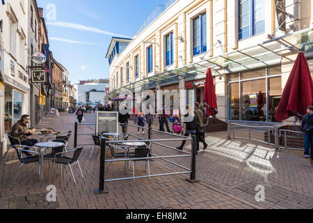 Takeaway, caffetterie e ristoranti lungo una città strada pedonale. Forman Street, Nottingham, Inghilterra, Regno Unito Foto Stock