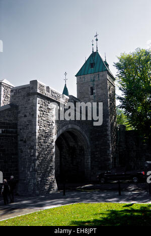 Arco in pietra di Rue Saint Louis gateway attraverso la parete intorno al Vecchio Quebec City Foto Stock