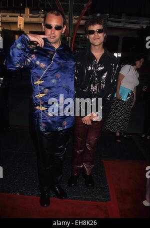 MATT pietra con Trey Parker (blu) a South Park: Più grande e più intonso premiere, Chinese Theatre Hollywood ca. 1999.k15960lr. © Lisa Rose/Globe foto/ZUMA filo/Alamy Live News Foto Stock