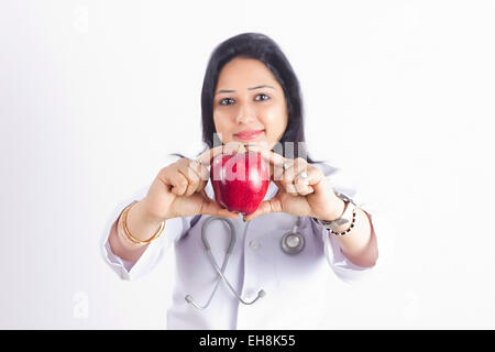 1 indian donna adulta medico mostrando Apple Foto Stock