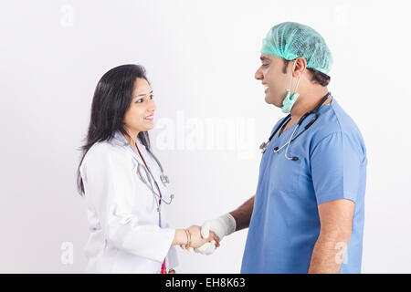 2 adulti indiano medico collega agitando la mano Foto Stock