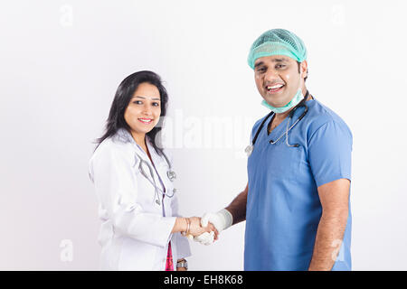 2 adulti indiano medico collega agitando la mano Foto Stock