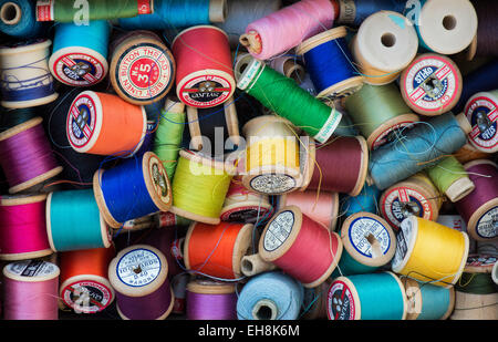 Vecchio colorato bobine di cotone Foto Stock
