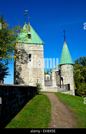 La pietra dei torrioni di guardia Rue Saint Louis Gate in vecchie mura della città di Québec Foto Stock