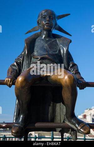 Laszlo Marton la scultura in bronzo di 'Piccolo Principe" (Kiskiralylany) sul fiume Danubio argine mediante Vigadoter, Budapest Foto Stock