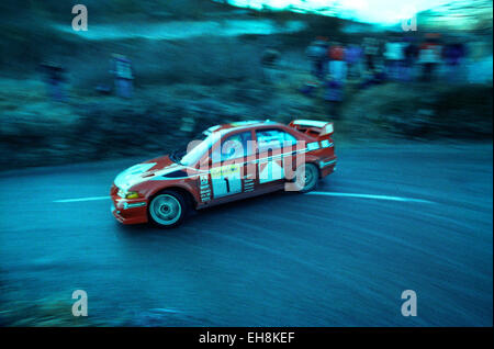 Tommi Makinen alla guida della sua Mitsubishi Lancer Evo VI su un palco del 1999 Rally di Monte Carlo Foto Stock