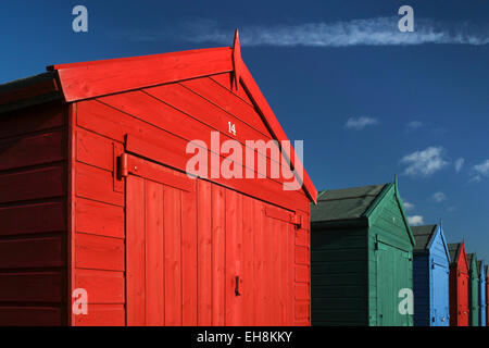 Pittoresca spiaggia di capanne sul lungomare, St Leonards on Sea, East Sussex, England, Regno Unito Foto Stock