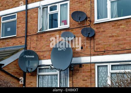 Cinque antenne paraboliche sul lato della scatola a Southall West London REGNO UNITO Foto Stock