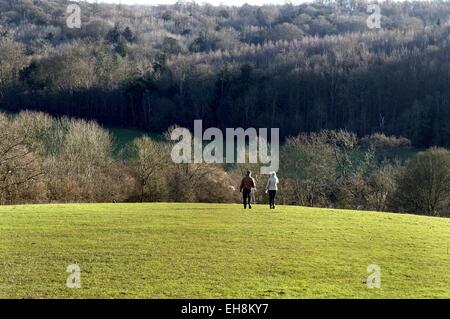 Coppia matura camminando nelle colline del Surrey, Inghilterra Foto Stock