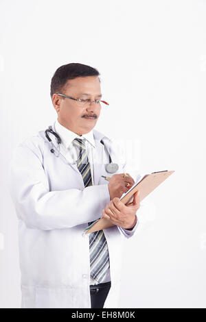 1 indian uomo adulto medico rapporto medico iscritto Foto Stock