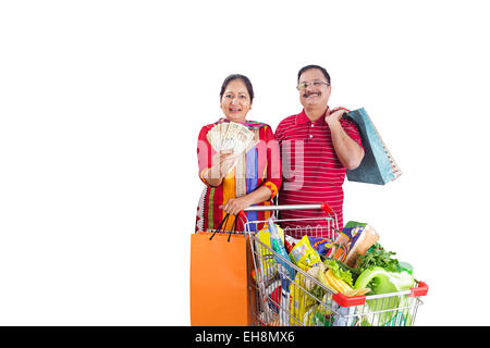 2 Seniors indiano le coppie sposate carrello di shopping e il denaro che mostra Foto Stock