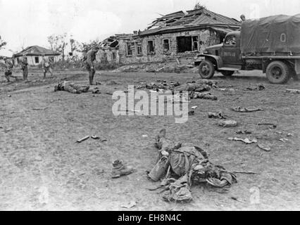 La terza battaglia di Kharkov in Ucraina, Febbraio-Marzo 1943. Morti i tedeschi fotografata da avanzare Armata Rossa Foto Stock