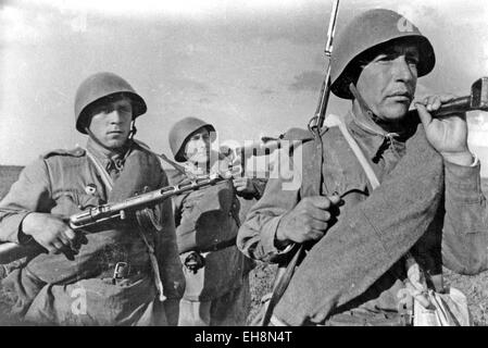 La terza battaglia di Kharkov, Ucraina, Febbraio-Marzo 1943. Anti sovietico-serbatoio gunners con PPSh-41-tamburo alimentato le pistole di macchina Foto Stock