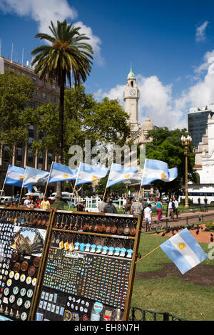 Argentina, Buenos Aires, Plaza de Mayo, souvenir stallo, bandiere argentine in vendita Foto Stock