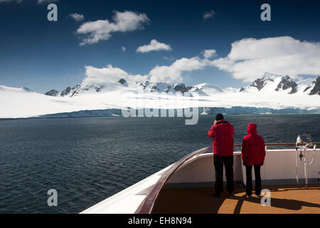 A sud delle Isole Orkney, Laurie Island, la nave di crociera passeggeri visualizzazione innevate montagne costiere Foto Stock