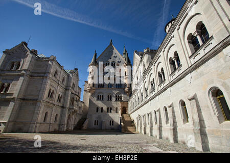 Il Castello di Neuschwanstein courtyard Baviera Germania Foto Stock