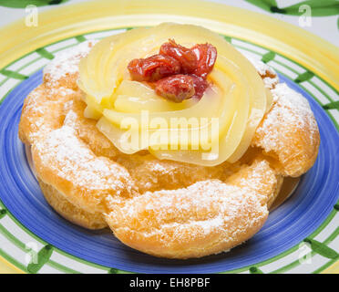 Tipica pasticceria napoletana chiamato zeppola di san giuseppe Foto Stock