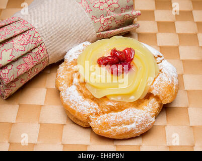 Tipica pasticceria napoletana chiamato zeppola di san giuseppe Foto Stock