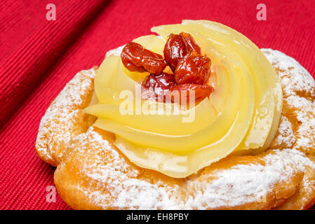 Tipica pasticceria napoletana chiamato zeppola di san giuseppe Foto Stock