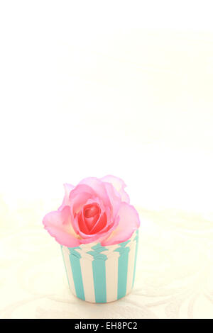 Le rose rosa in stampini per muffin, still life Foto Stock