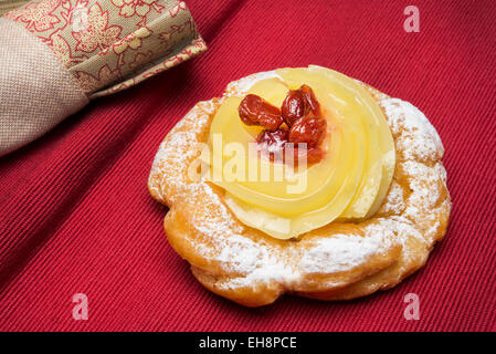 Tipica pasticceria napoletana chiamato zeppola di san giuseppe Foto Stock