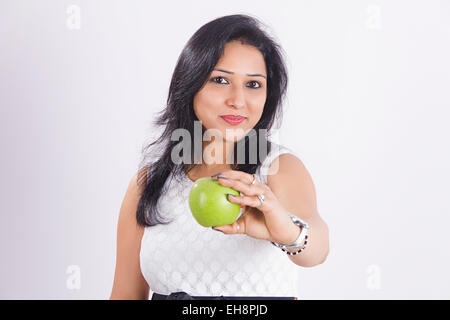 1 Adulto indiano donna mela frutti che mostra Foto Stock