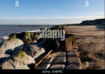Mare difese a Happisburgh spiaggia su una giornata di mare calmo Foto Stock