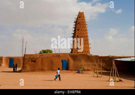 La moschea di Agadez clay 1515 Tuareg Niger Sahara Deserto del Sahara Agadez Twareg Touareg berbera in nord Africa Africa nomadi tribù nomadi Foto Stock